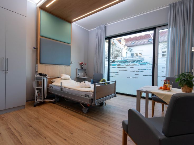 Aufenthalt im modernen Einbettzimmer mit bodentiefen Fenstern