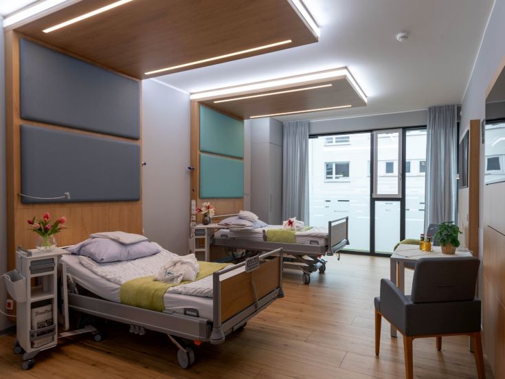 Aufenthalt im modernem Zweibettzimmer mit bodentiefen Fenstern