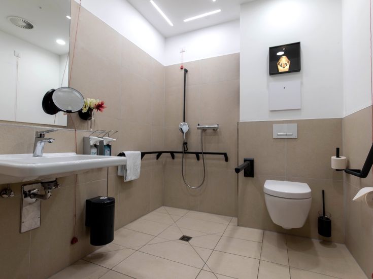 barrierefreies modernes Badezimmer mit beigen Kacheln