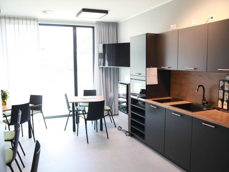 Aufenthalt, moderne Küchenzeile mit Tisch und Stühlen