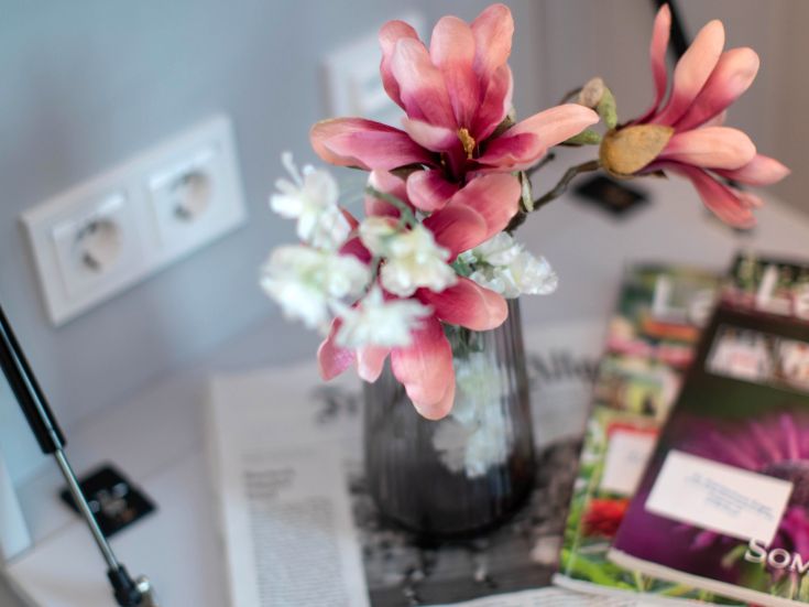 Blumen und Zeitschriften auf Nachttisch, Aufenthalt Symbolbild