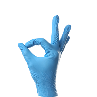 Hygienemanagement Symbolbild, Frauenhand in medizinischem Handschuh zeigt OK vor weißem Hintergrund