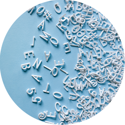 Logopädie Symbolbild, weißer Buchstabenhaufen auf hellblauem Hintergrund