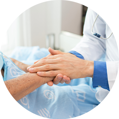 Pflegedienst, Symbolbild, Arzt hält Hand von Patient