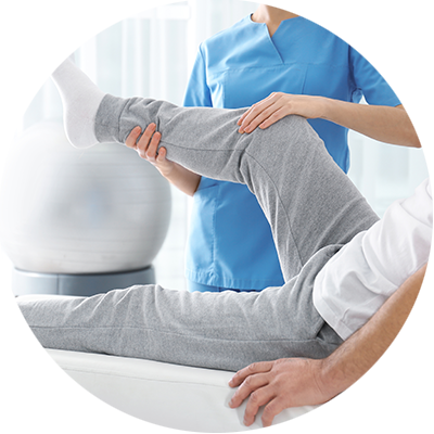Physiotherapie Symbolbild, Ärztin behandelt Bein von Patient im Krankenhaus, Nahaufnahme