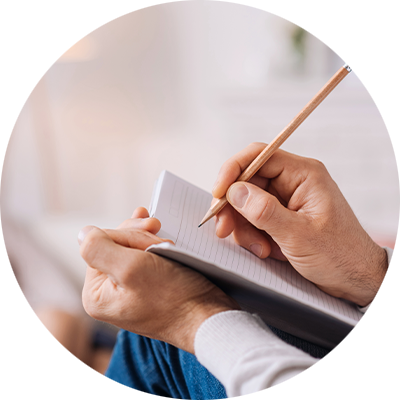 Psychologie, Symbolbild, Hand schreibt mit Bleistift in ein Heft
