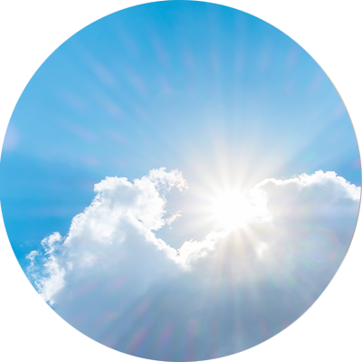 Seelsorge Symbolbild, große weiße Wolke und Sonnenstrahl hinter der Wolke vor blauem Himmel