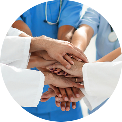 Team Symbolbild, Ärzte und Krankenschwestern reichen sich die Hände. Symbol für gegenseitige Hilfe