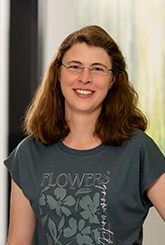 kleines Porträt von der Sozialdienstleiterin in einem khaki T-Shirt mit Blumenmotiv, Fachbereich Sozialdienst