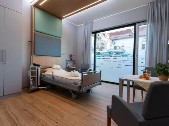 Aufenthalt im modernen Einbettzimmer mit bodentiefen Fenstern