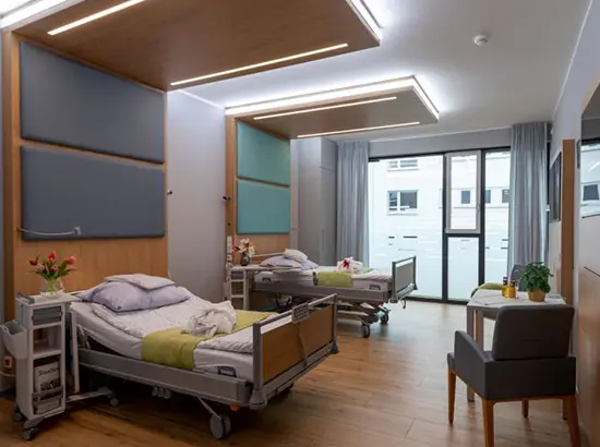 Aufenthalt im modernem Zweibettzimmer mit bodentiefen Fenstern