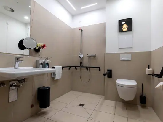 barrierefreies modernes Badezimmer mit beigen Kacheln