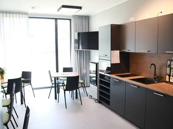 Aufenthalt, moderne Küchenzeile mit Tisch und Stühlen