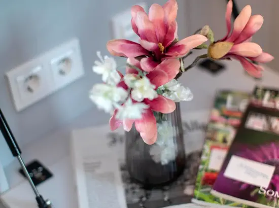 Blumen und Zeitschriften auf Nachttisch, Aufenthalt Symbolbild