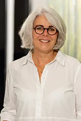 kleines Porträt von der stellvertretenden Pflegedirektorin in weißer Bluse, Fachbereich Pflegedienst