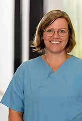 kleines Porträt von der Leiterin der Ergotherapie im hellblauen Pflegeoberteil