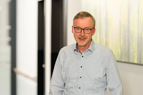 Porträt vom kaufmännischen Leiter im Hemd vor unscharfem Hintergrund