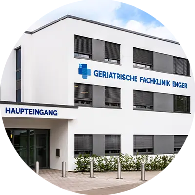 Gebäude und Haupteingang der geriatrischen Fachklinik in Enger
