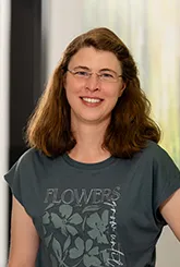 kleines Porträt von der Sozialdienstleiterin in einem khaki T-Shirt mit Blumenmotiv, Fachbereich Sozialdienst
