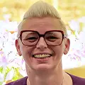 Profilbild von lächelnder Versorgungskraft