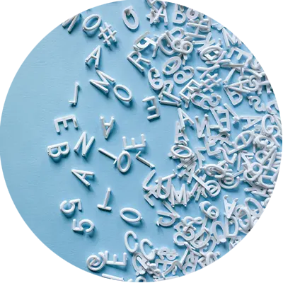 Logopädie Symbolbild, weißer Buchstabenhaufen auf hellblauem Hintergrund