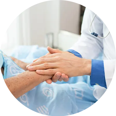 Pflegedienst, Symbolbild, Arzt hält Hand von Patient
