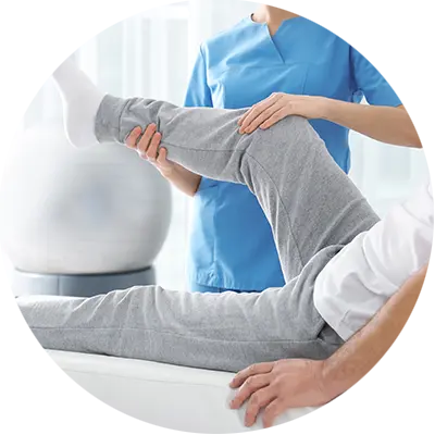 Physiotherapie Symbolbild, Ärztin behandelt Bein von Patient im Krankenhaus, Nahaufnahme