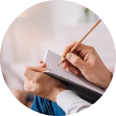 Psychologie, Symbolbild, Hand schreibt mit Bleistift in ein Heft