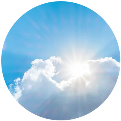 Seelsorge Symbolbild, große weiße Wolke und Sonnenstrahl hinter der Wolke vor blauem Himmel